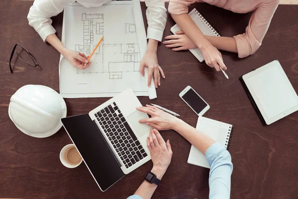 Donne d'affari che lavorano insieme — Foto stock