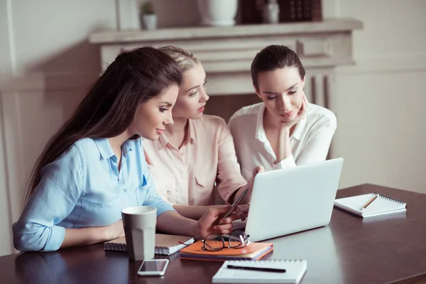 Femmes d'affaires travaillant ensemble — Photo de stock