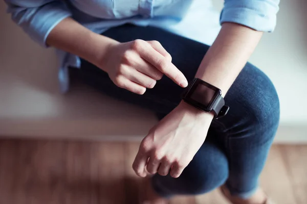 Mulher com smartwatch no pulso — Fotografia de Stock