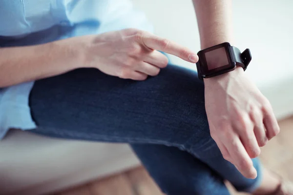 Donna con smartwatch al polso — Foto stock