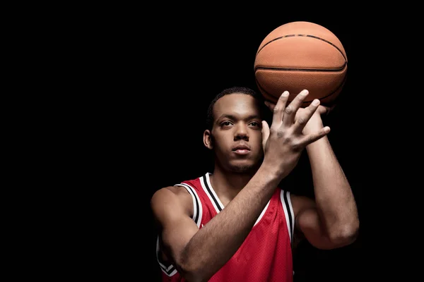 Basketballspieler mit Ball — Stockfoto