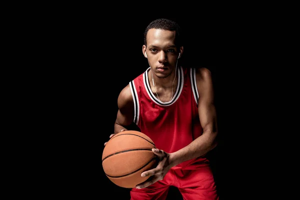 Jugador de baloncesto con pelota - foto de stock