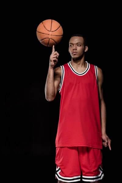 Basketballspieler mit Ball — Stockfoto