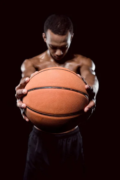 Jugador de baloncesto con pelota - foto de stock