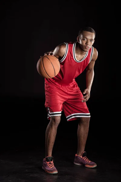 Joueur de basket-ball sportif — Photo de stock