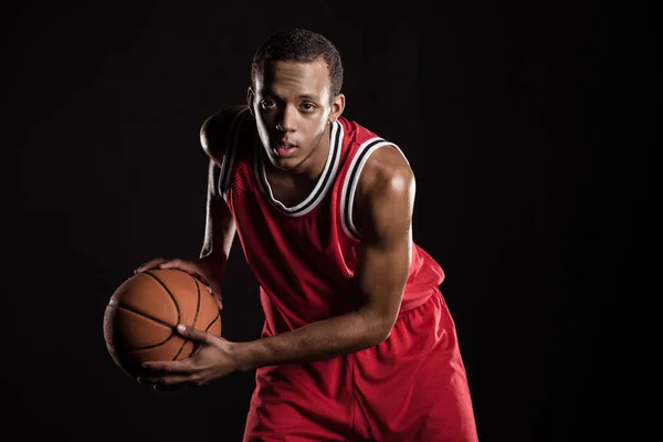 Joueur de basket-ball sportif — Photo de stock