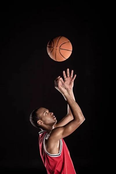 Jugador de baloncesto deportivo - foto de stock