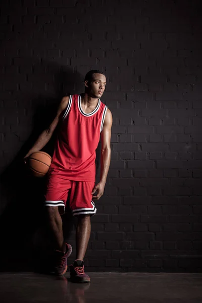 Sporty basketball player — Stock Photo