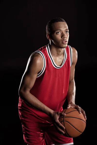 Jugador de baloncesto deportivo - foto de stock