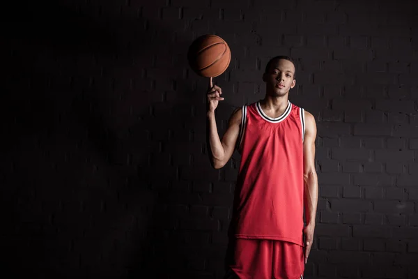 Joueur de basket-ball sportif — Photo de stock