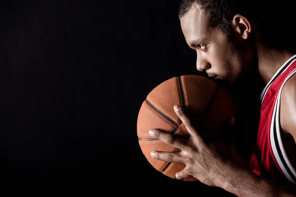 Joueur de basket-ball sportif — Photo de stock