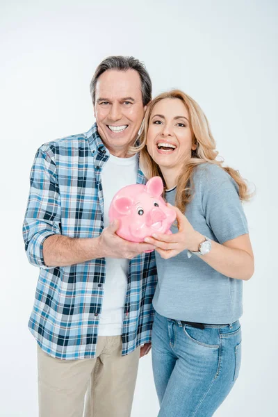 Ehepaar hält Sparschwein — Stockfoto