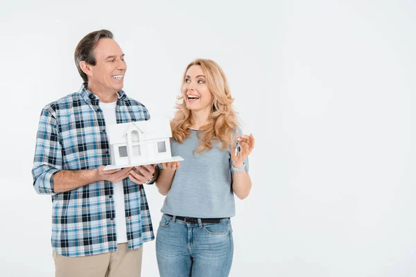 Couple holding maison modèle — Photo de stock