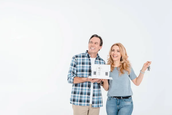 Couple holding maison modèle — Photo de stock