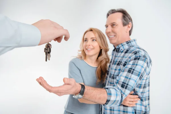 Couple receiving keys from house — Stock Photo