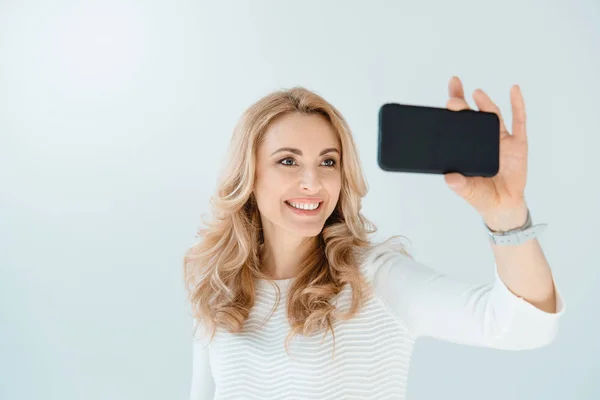 Frau macht Selfie — Stockfoto