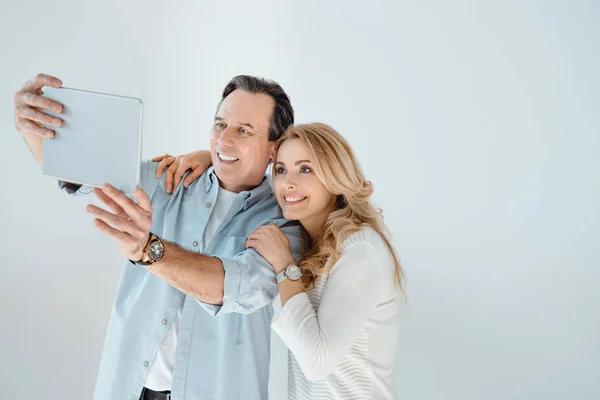 Paar nutzt digitales Tablet — Stockfoto