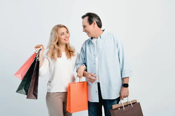 Pareja con bolsas de compras - foto de stock