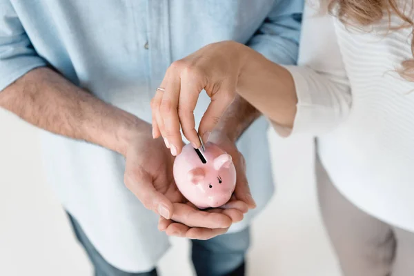 Parejas maduras con alcancía - foto de stock