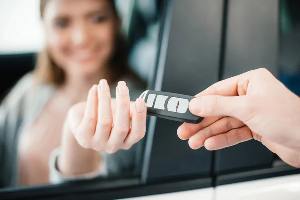 Frau in neuem Auto — Stockfoto