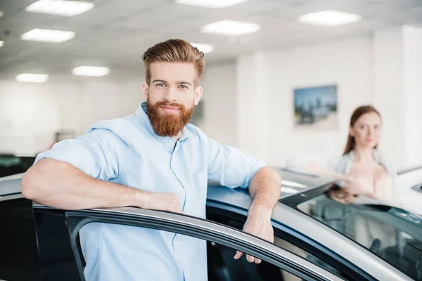 Couple in dealership salon — Stock Photo