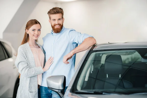 Pareja en salón de concesionarios - foto de stock