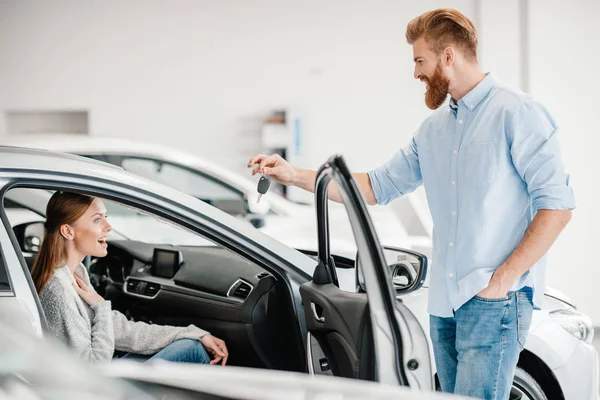 Couple in dealership salon — Stock Photo