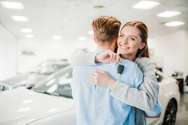 Couple in dealership salon — Stock Photo