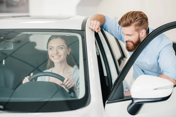 Frau sitzt in neuem Auto — Stockfoto