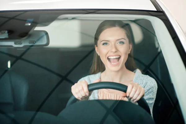 Femme assise dans une nouvelle voiture — Photo de stock