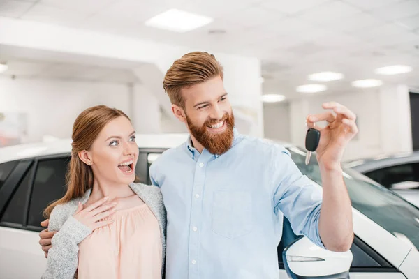 Pareja en salón de concesionarios - foto de stock