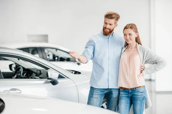 Couple in dealership salon — Stock Photo