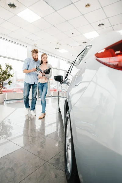 Couple in dealership salon — Stock Photo