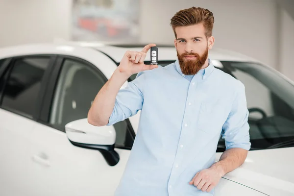 Man holding car key — Stock Photo