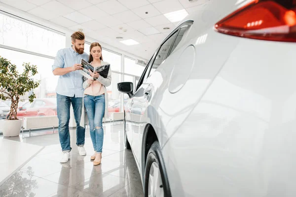 Couple in dealership salon — Stock Photo