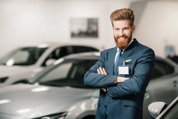 Vendeur dans le salon de concession — Photo de stock