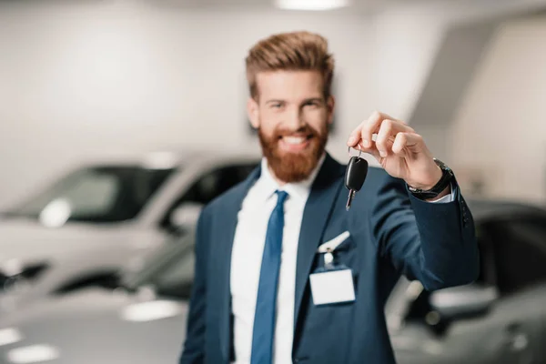 Vendedor en salón de concesionarios - foto de stock