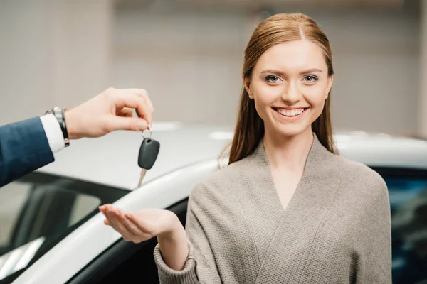 Cliente y vendedor con llave del coche - foto de stock