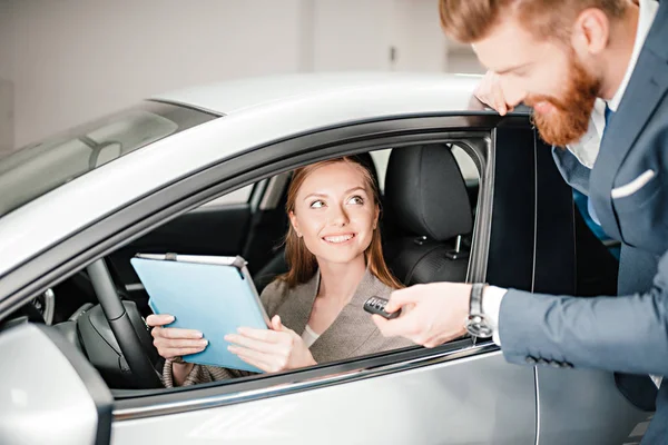 Cliente e venditore con chiave della macchina — Foto stock