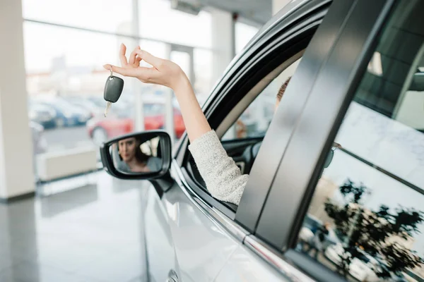 Frau sitzt in neuem Auto — Stockfoto