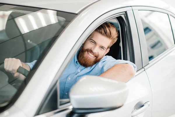 Mann sitzt in neuem Auto — Stockfoto