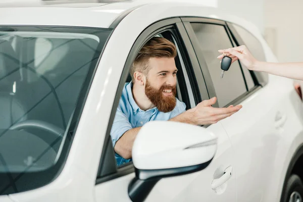 Mann sitzt in neuem Auto — Stockfoto