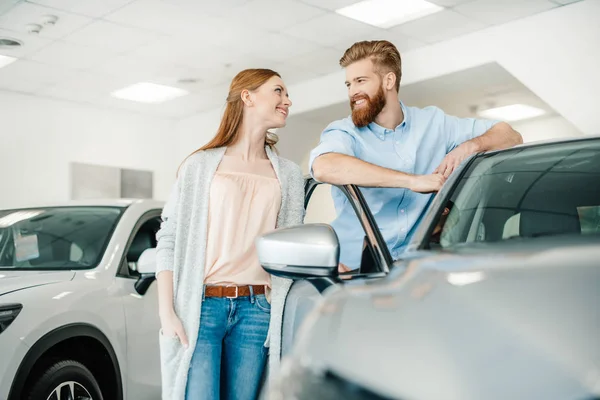 Couple choosing new car — Stock Photo