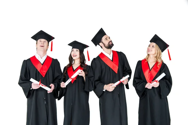 Счастливые студенты с дипломами — стоковое фото