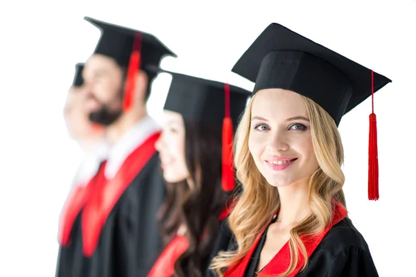 Estudiante en gorra de graduación con diploma - foto de stock