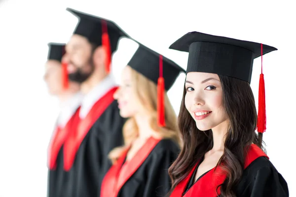 Étudiant en chapeau de graduation avec diplôme — Photo de stock