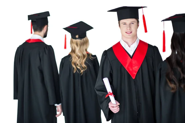 Estudiante en gorra de graduación con diploma - foto de stock