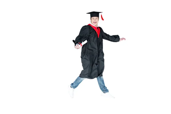 Студент в выпускной шапке с дипломом — стоковое фото