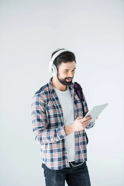 Hombre con auriculares y tableta digital - foto de stock