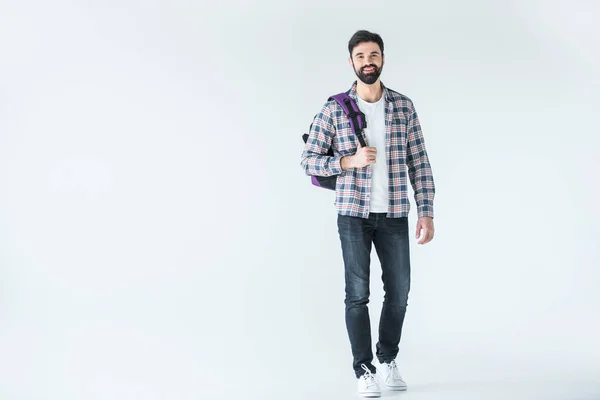 Бородатый студент с рюкзаком — стоковое фото